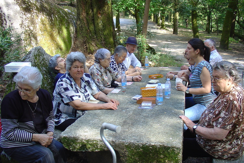 Os idosos do centro de dia participam em todas as atividades 